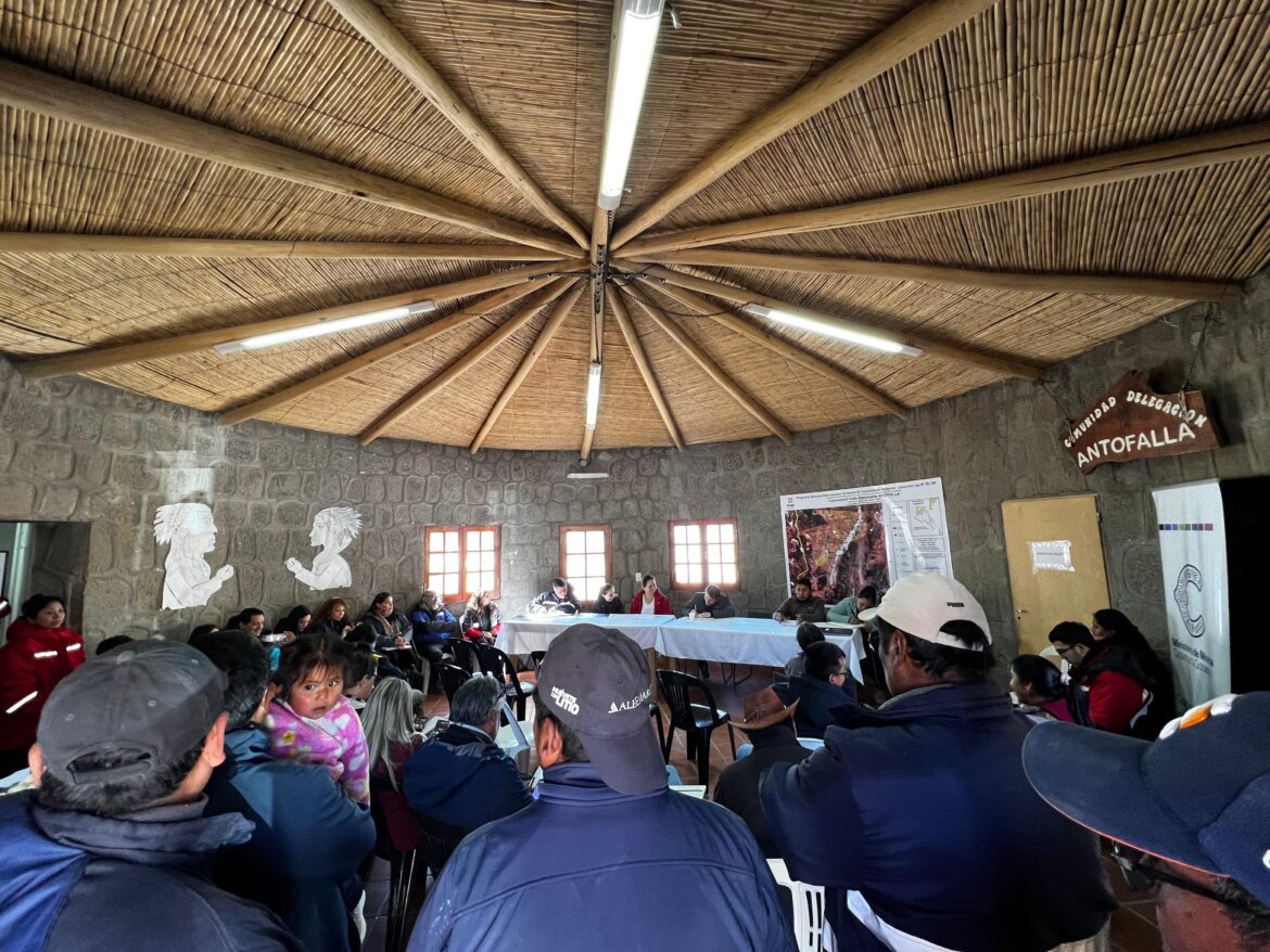 Reunion entre comunidades indigenas y empresas mineras