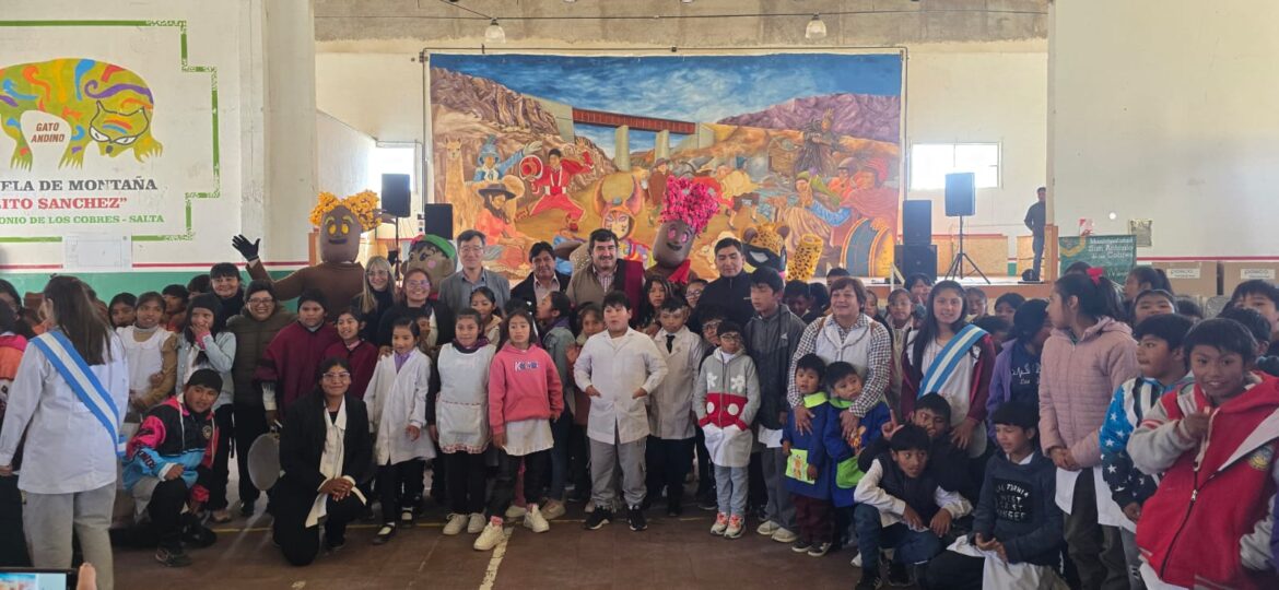 El Gobierno de Salta y la empresa minera Posco Argentina, una de las principales inversiones extranjeras en esa provincia, realizaron una importante entrega de módulos educativos y kits escolares a más de 460 estudiantes de 5°, 6° y 7° grado en San Antonio de los Cobres.