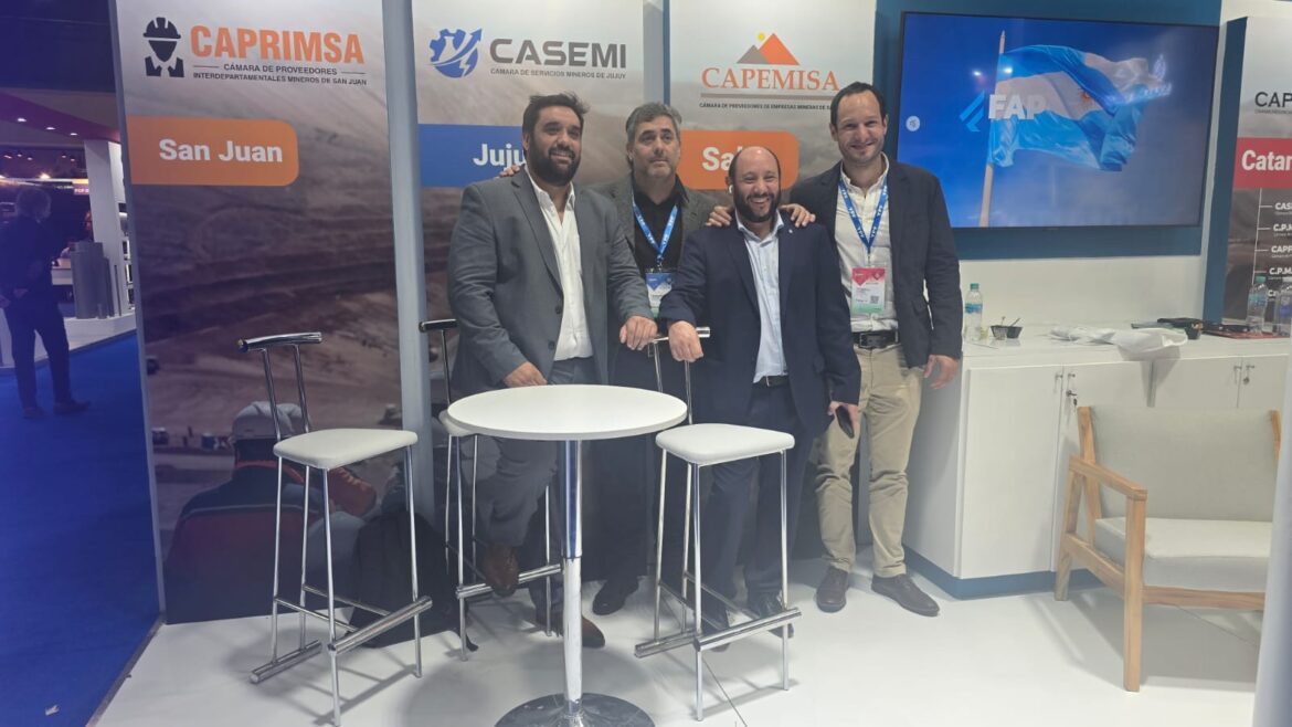 Intensa agenda de la Federación Argentina de Proveedores en la ArMinera La federación Argentina de Proveedores Mineros tuvo su presentación formal en la Ar Minera, evento donde sus referentes llevaron adelante una intensa agenda de trabajo. La institución concretó su presencia en la feria minera más importante del país mediante un amplio stand, por donde pasaron cientos de visitantes a interiorizarse sobre el objetivo y las características de la misma. La FEPROMIN está integrada por las cámaras de proveedores de las provincias con producción y exploración minera de la República Argentina. La conforman las cámaras de proveedores de Jujuy; Salta; Catamarca; San Juan y Santa Cruz. Objetivo El objetivo de la FAPROMIN es sumar esfuerzos entre las instituciones de proveedores locales, cerrar filas en defensa del compre local y potenciar el desarrollo de las regiones mineras del país, mediante el impulso que genera el fortalecimiento de las cadenas de valor territoriales. Agenda Entre las acciones destacadas durante el evento, los miembros de la FEPROMIN mantuvieron reuniones con referentes de empresas mineras, estamentos oficiales y gobernadores de cada una de las provincias que integran la institución. También, se presentó en la feria la identidad corporativa de la FEPROMIN, y su nueva página web: www.fepromin.com.ar, desde donde se puede acceder a la casilla de contacto para realizar consultas sobre la institución. Los referentes de CAPPROMIN mantuvieron distintas reuniones con representantes de bancos nacionales y de segundo piso, con el objetivo de trabajar sobre una línea de créditos para los pequeños y medianos empresarios proveedores del sector minero de cada provincia. La FEPROMIN La Federación Argentina de Proveedores Mineros representa a más de 2.500 pequeñas, medianas y grandes empresas de las provincias productoras mineras. Está liderada, en este momento, por la Cámara de Catamarca, en la persona de Manuel Gómez Bello. Su comisión está integrada por Javier Grenni, referente de la Cámara de Jujuy; Federico Russo de Salta, Fernando Godoy de San Juan y Diego Irigoyen, de Santa Cruz. Voces “El verdadero desarrollo de las comunidades cercanas a los proyectos mineros viene de la mano del empleo local, y el impulso del primer, segundo y tercer anillo en la cadena de valor” dijo Manuel Gómez Bello, presidente de la FEPROMIN. “Son las comunidades las que deben aprobar y acompañar el desarrollo de la industria minera y es por ello por lo que el compre y contrate local es fundamental” comentó Federico Russo líder de los proveedores salteños. “La institución nació para acompañar el desarrollo minero de Argentina, y está integrada por actores fundamentales que todos los días trabajan codo a codo con empresas y gobiernos en la obtención de la licencia social” sostuvo el referente de los proveedores sanjuaninos, Fernando Godoy. “Las empresas que integran la FEPROMIN son motores de las economías provinciales, contratan trabajadores locales en cada comunidad y desarrollan, a su vez, sus propios proveedores fortaleciendo el segundo anillo económico e impulsando el tercero” informó Diego Irigoyen, titular de la Cámara de Proveedores de Santa Cruz.