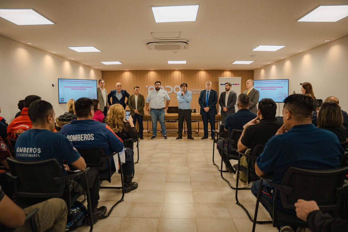 Organizado por la Cámara Provincial de Proveedores Mineros de Catamarca (CAPPROMIN) y el departamento de Policía Minera, del Ministerio de Minería de la provincia, se realizó la 1° Jornada de Formación Normativa y Técnica, caso de éxito en la Provincia de San Juan, en la que disertaron especialistas en la temática.