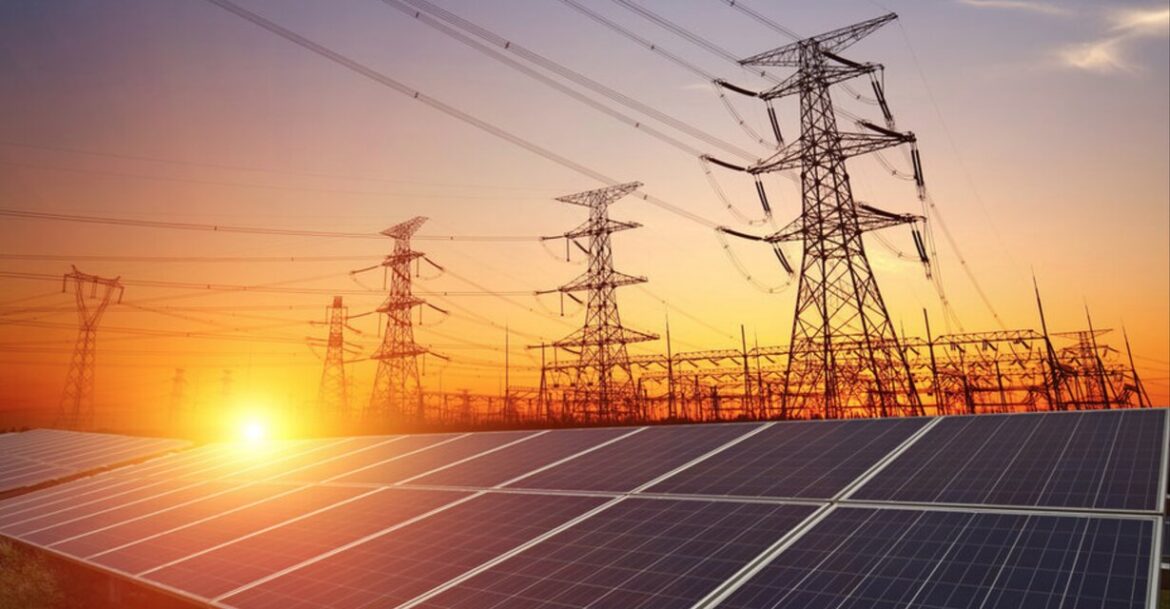 Catamarca suma dos obras clave para la minería al plan nacional de infraestructura eléctrica En el marco del plan federal de obras prioritarias para el fortalecimiento del sistema eléctrico nacional, el gobernador Raúl Jalil logró la incorporación de dos proyectos claves para Catamarca. Las obras gestionadas por el mandatario provincial son: la Línea de Alta Tensión de 500 kV Chaparro – Antofagasta de la Sierra (Catamarca) – Punta Cobos (Salta), y la Línea de 500 kV Lavalle – Chumbicha (Catamarca). Ambas iniciativas permitirán robustecer el sistema de transporte de energía eléctrica en la provincia y tendrán un impacto directo en el desarrollo productivo, tecnológico e industrial de la provincia. El Gobernador se reunió recientemente con autoridades de la Secretaría de Energía de la Nación, con quienes dialogó sobre la inclusión de estos proyectos en el plan nacional de expansión de la infraestructura energética. “Son obras fundamentales para mejorar la calidad del servicio eléctrico en Catamarca y acompañar el crecimiento de sectores clave como la minería, la industria y la agricultura”, señalaron desde el Ejecutivo provincial. A nivel nacional, el plan contempla un total de 17 proyectos que incluyen estaciones transformadoras y la construcción de 5.610 nuevos kilómetros de líneas eléctricas de alta tensión. Las obras serán licitadas tanto a nivel nacional como internacional, y serán financiadas por el sector privado. Según informó la Secretaría de Energía, el costo será trasladado a las tarifas de los usuarios beneficiados, pero únicamente una vez finalizadas las obras y puestas en funcionamiento, evitando así un impacto fiscal para el Estado.