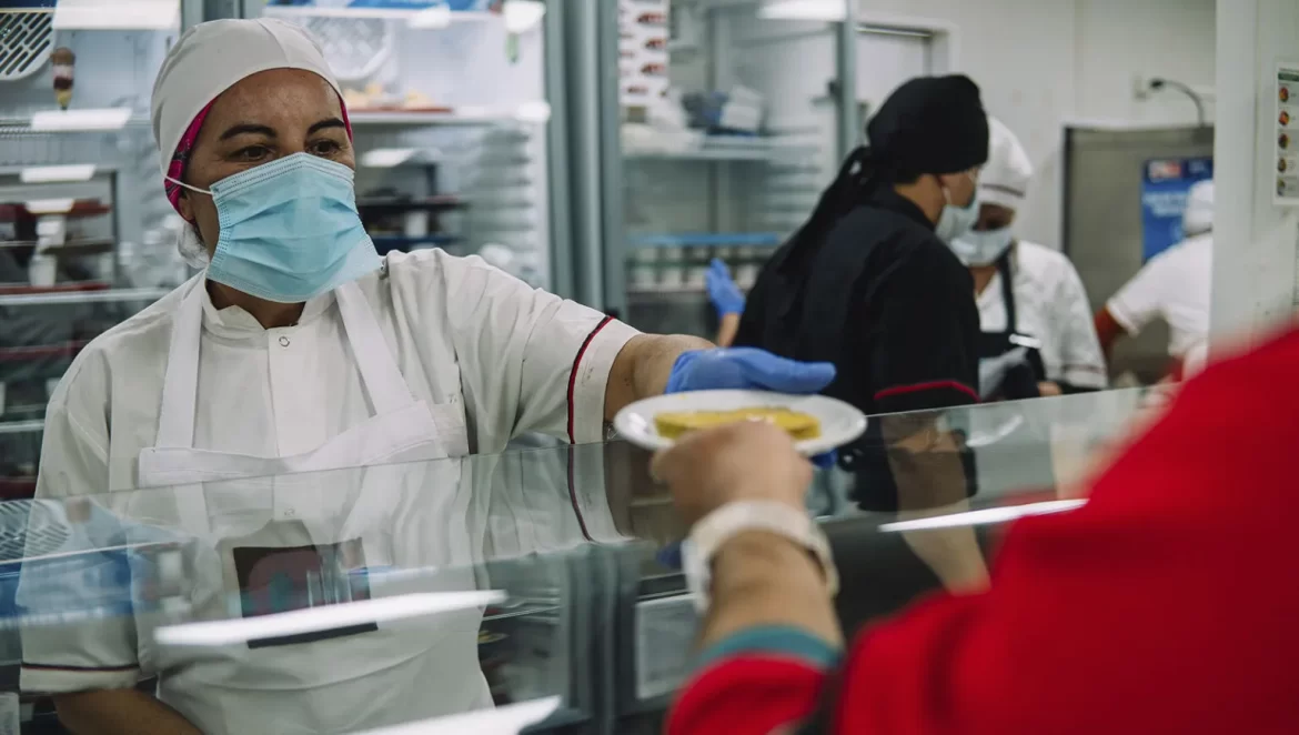 Vicuña quiere abrir el juego: Exigencia de contrataciones locales a las empresas que quieren hacer el servicio de catering.