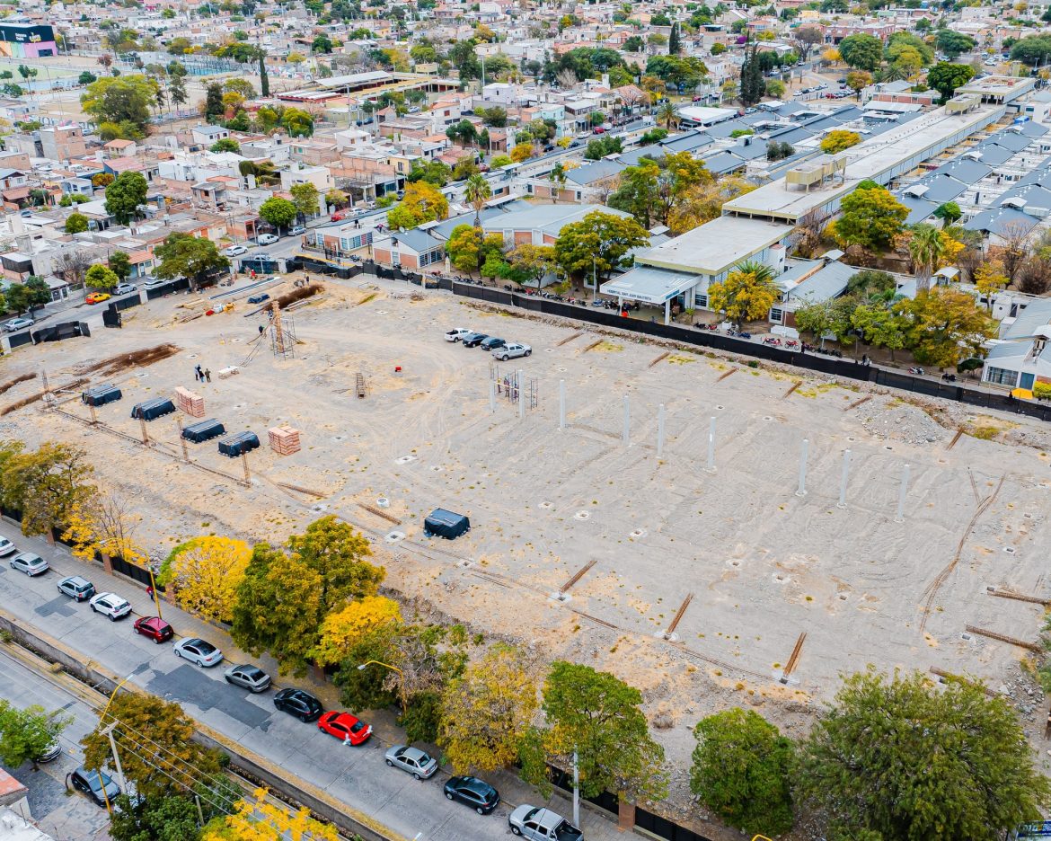 l Gobierno de la Provincia con inversión de recursos propios y el aporte de utilidades de YMAD (Yacimientos Mineros de Agua de Dionisio), la minera estatal que opera la mina de oro Farallón Negro.