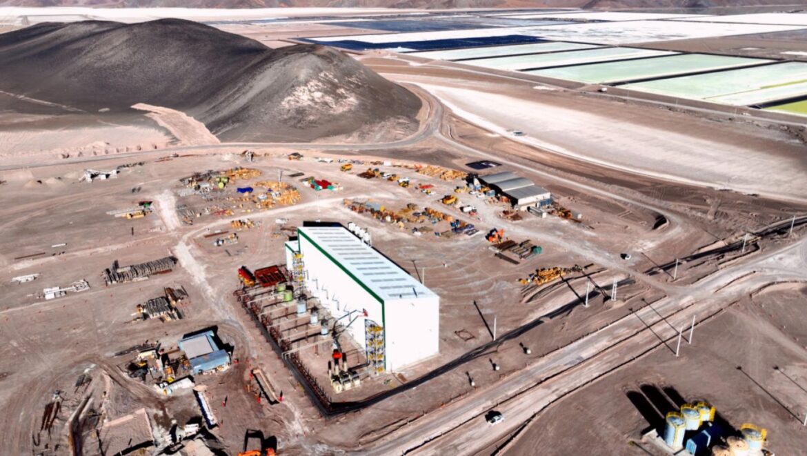 Histórico: Zijin-Liex pone en marcha la producción de litio en su planta en Fiambalá La empresa minera china pondrá en marcha este viernes su proyecto de producción de Carbonato de Litio en Fiambalá. Esto marca un hecho histórico para la minería provincial y se convierte en el segundo proyecto litifero que entra en producción en Catamarca. El acto oficial de puesta en marcha de la producción está previsto para las 16:00 horas de este viernes 12 de septiembre, con la presencia del primer mandatario provincial Raúl Jalil; el presidente de Zijin, Chen Jinghe; el CEO en Argentina, Gao Jianneng, además de diversos funcionarios provinciales, municipales e invitados especiales. En la oportunidad se efectuará un repaso del proceso de construcción del proyecto que inició en el primer semestre del 2022, y también se tiene previsto que las autoridades efectúen un recorrido por la línea de producción. Zijin prevé una producción anual de 20.000 toneladas de carbonato de litio de grado industrial, lo que representa un hito para el sector minero catamarqueño, ya que permitirá generar más puestos de trabajo y posibilidades para proveedores, ingreso por regalías, aportes para obras, exportaciones, entre otros beneficios. El proyecto de litio Tres Quebradas (3Q) está ubicado a 4.300 metros sobre el nivel del mar, sobre la Cordillera de los Andes y rodeado por los volcanes que comprenden los Seismiles, en la zona suroeste de Catamarca, y tiene una proyección de vida hasta 2043.