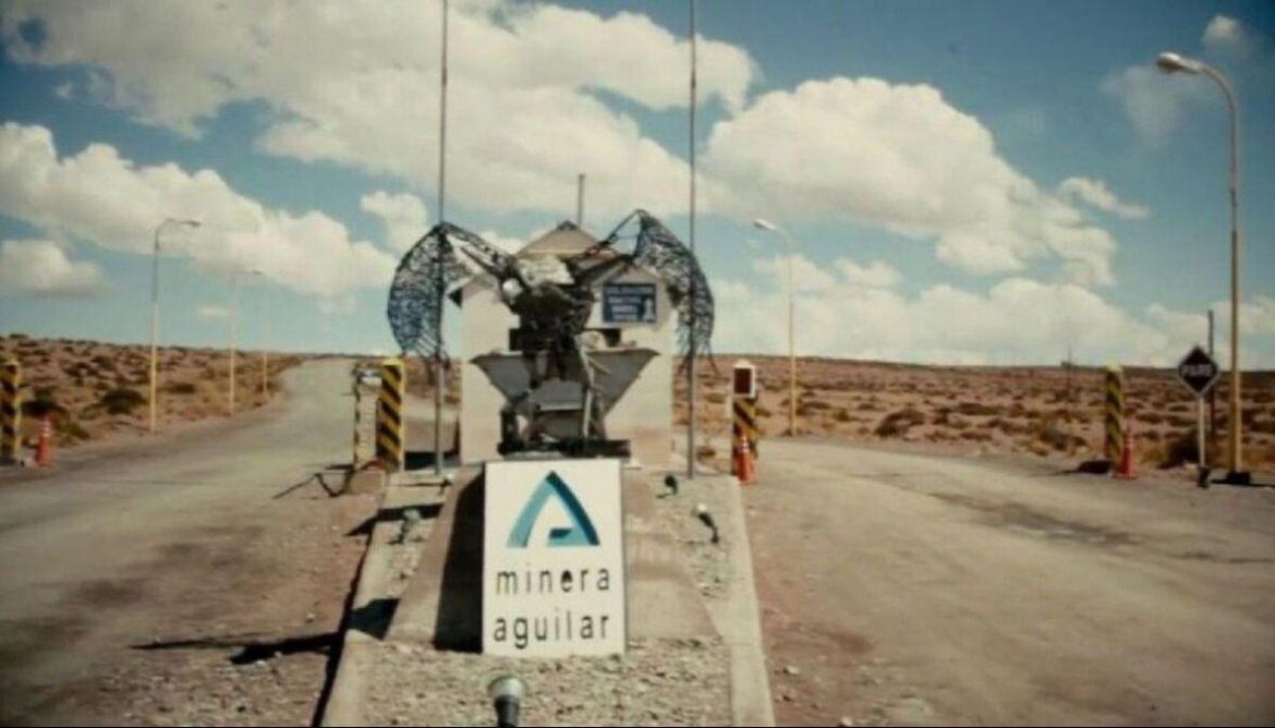 Un joven trabajador de mina Aguilar perdió la vida el fin de semana luego de protagonizar un serio accidente con el equipo que conducía.