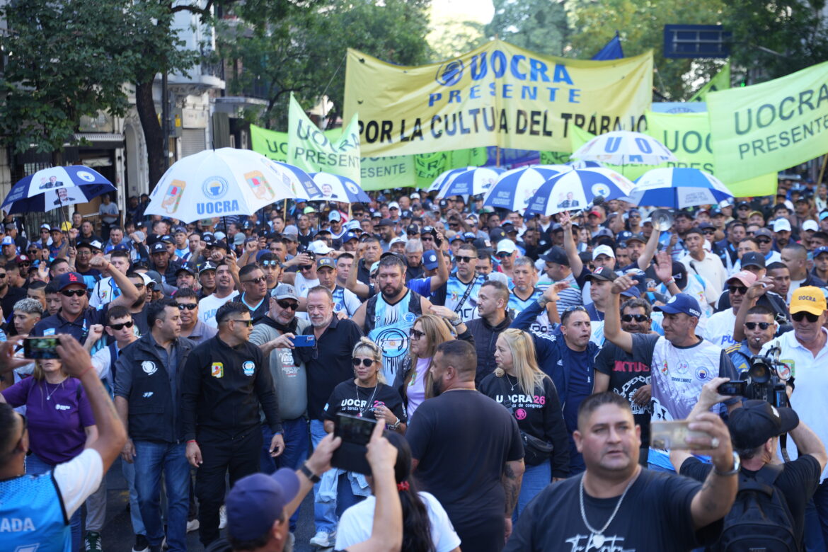 La Unión Obrera de la Construcción de la República Argentina (UOCRA) realizó hoy una masiva movilización en las inmediaciones del Congreso de la Nación para subrayar la importancia que la actividad minera tiene en la generación de empleo en distintas provincias del país.