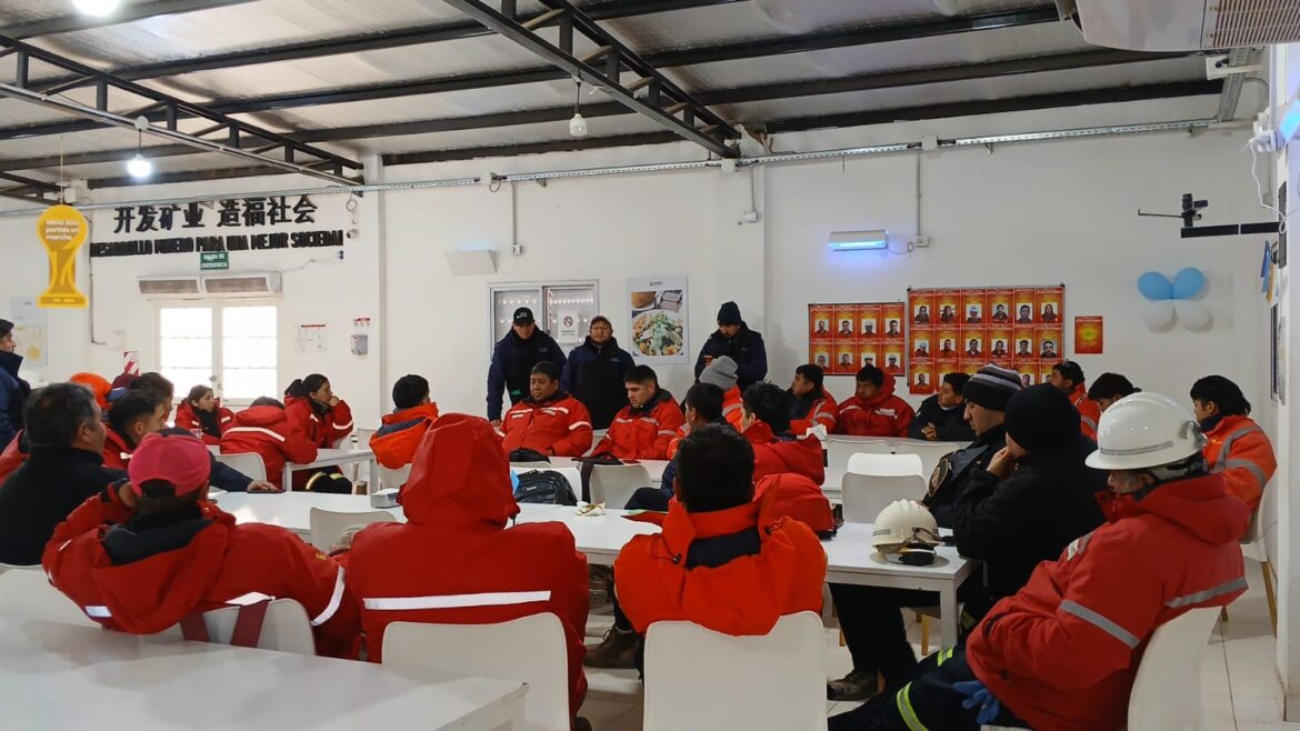 Alerta: AOMA realiza bloqueo y asamblea en Liex Representantes del gremio minero AOMA, junto a trabajadores del lugar realizan una asamblea general que mantiene paralizadas las operaciones en el proyecto minero de Liex, en Fiambalá. Por estas horas, los trabajadores debaten sobre las condiciones laborales y la falta de respuesta a reclamos.