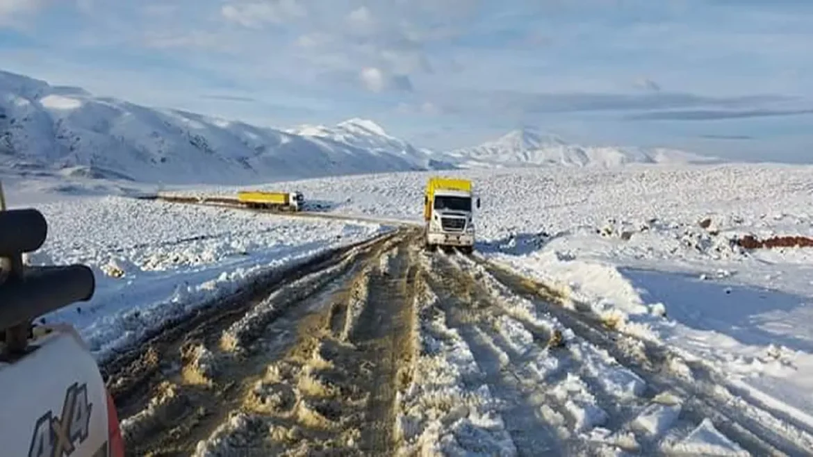 Un grupo de trabajadores mineros catamarqueños permanecen varados en la Puna, ya que por las inclemencias climáticas quedaron atascados por la nieve en un sector de difícil tránsito y están allí hace más de 24 horas.