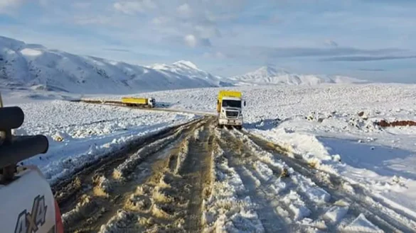 Un grupo de trabajadores mineros catamarqueños permanecen varados en la Puna, ya que por las inclemencias climáticas quedaron atascados por la nieve en un sector de difícil tránsito y están allí hace más de 24 horas.